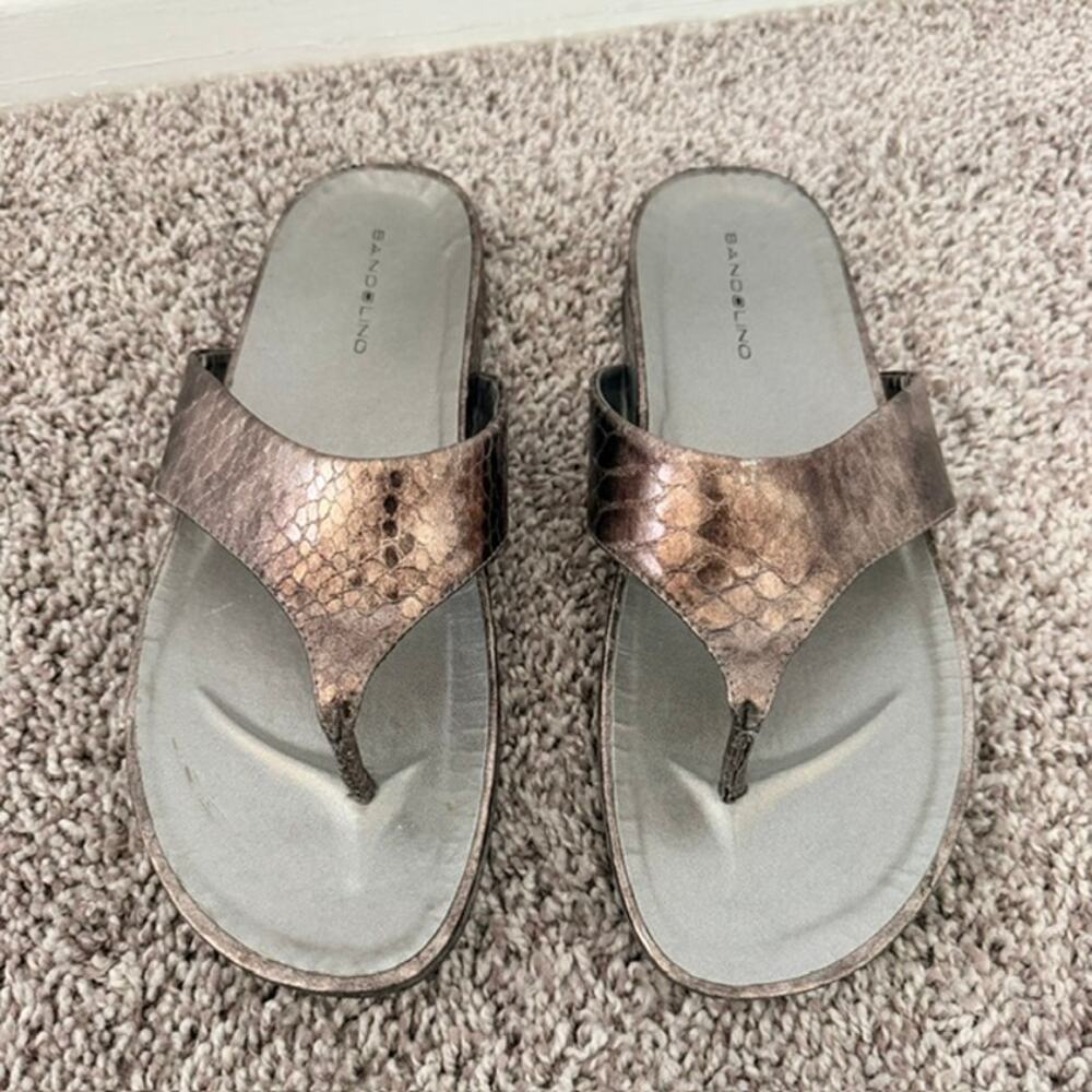 Bandolino Women's Sandals 8.5B Bronze Thongs Flip Flops Reptile Print .75 Heel